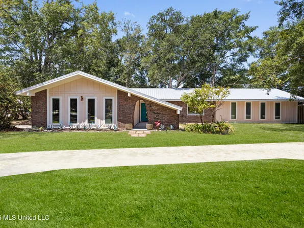 1407 Nicholson Ave, Waveland, MS 39576