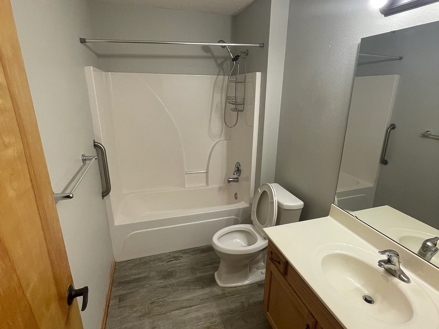 2 bed, 1.5 bath, 858 sqft, $1,300 — Photo 4