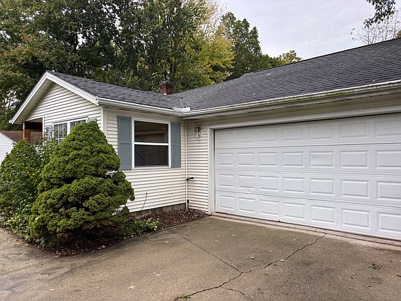 3rd image of 879 S Main St #1