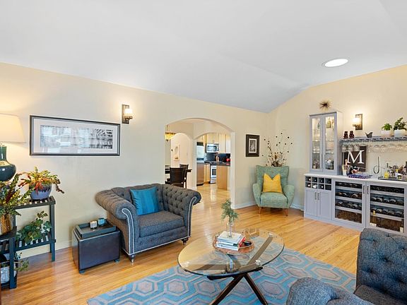 4th image of 561 Hazel Ave