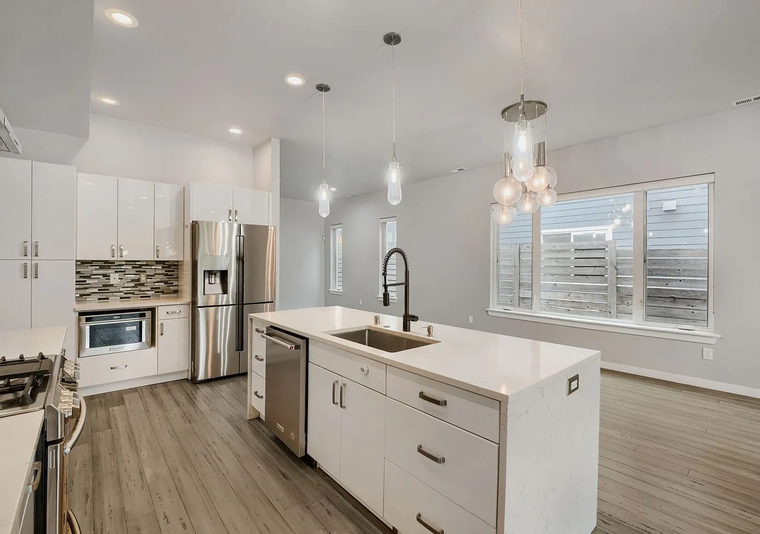 Beautiful 4bed/2.5bath Home in Desirable West Seattle Location! — Photo 3