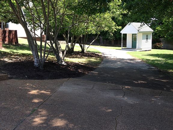 2nd image of 1100 Bellewood Cv