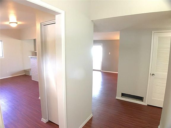 5th image of 333 Warbler Ave