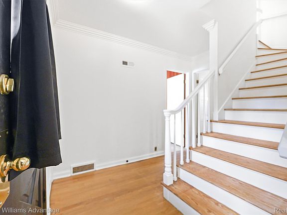 3rd image of 360 Centerlawn St