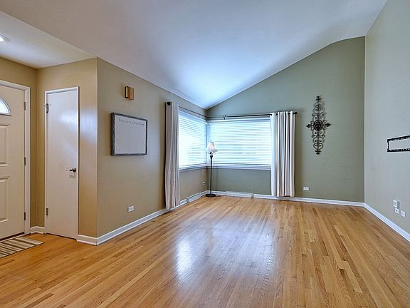 4th image of 482 E Park Ave