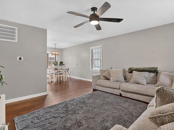 4th image of 165 Lexington Ave
