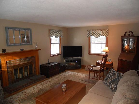 3rd image of 19 Nichols Ave