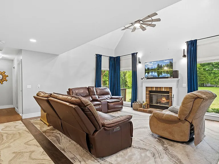 1126 Somerset Ln — Photo 17