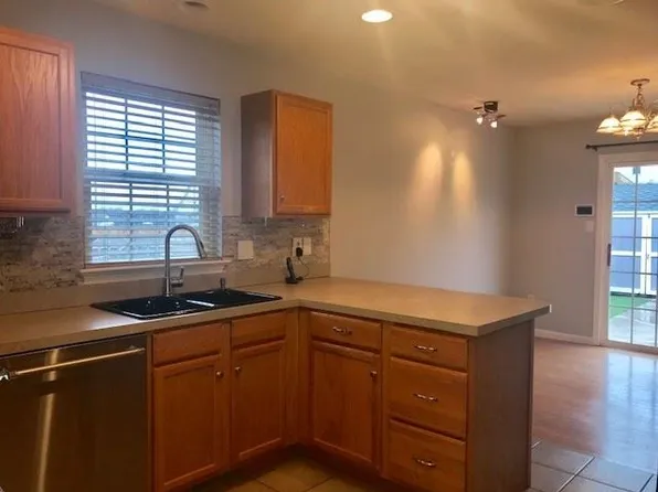 605 Goldfinch Ln, Manheim, PA 17545