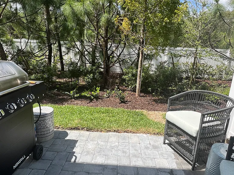 5698 Edgewater Cir — Photo 4