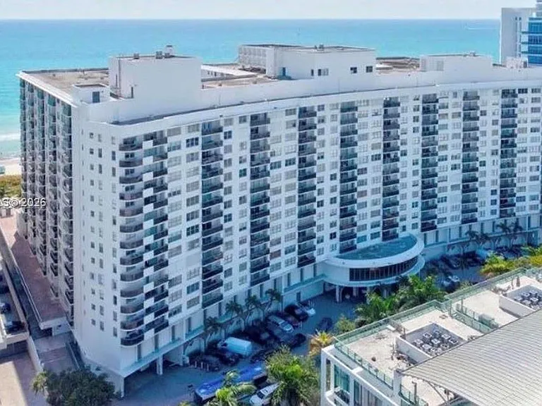 6039 Collins Ave #1033 — Photo 29