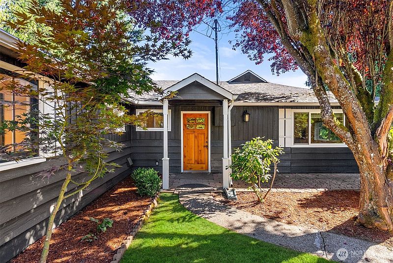3rd image of 5025 45th Avenue SE