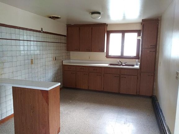 4th image of 256 Hastings Ave