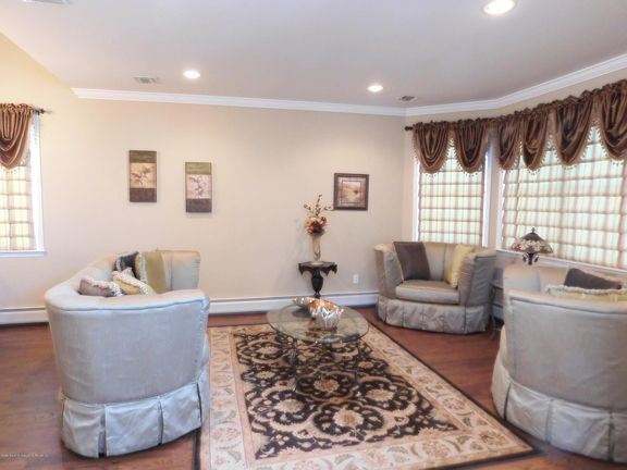 5th image of 72 Jeannette Ave