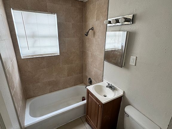 5th image of 2227 Stafford St