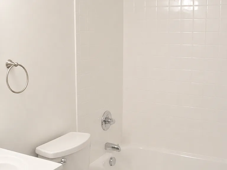 Bright & Spacious 2-Bedroom Residence Across from Berkeley Park — Photo 18