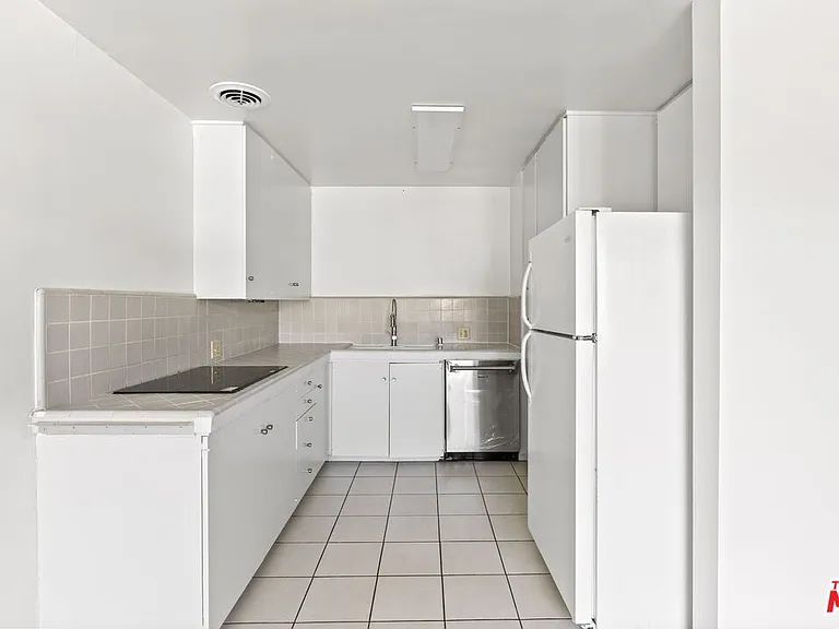 1233 Barry Ave #201 — Photo 9