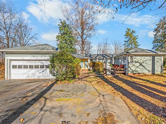 3rd image of 216 Knollwood Dr