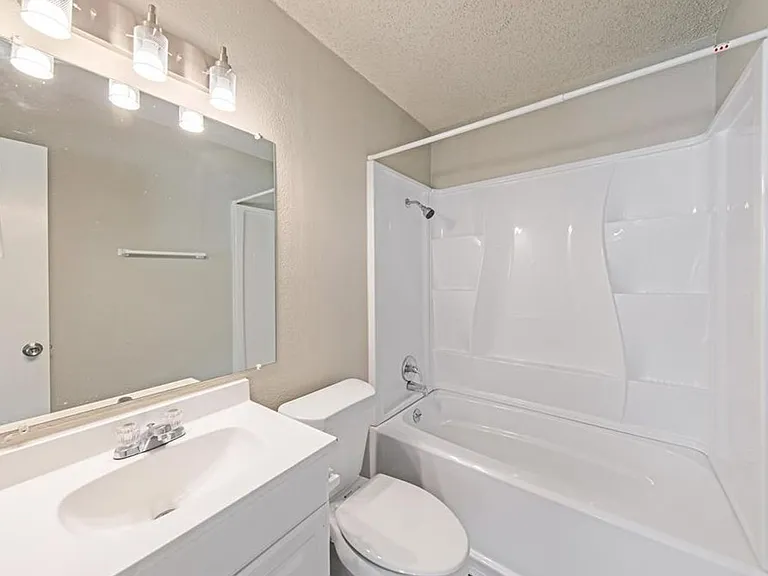 4713 Laverda Dr — Photo 14