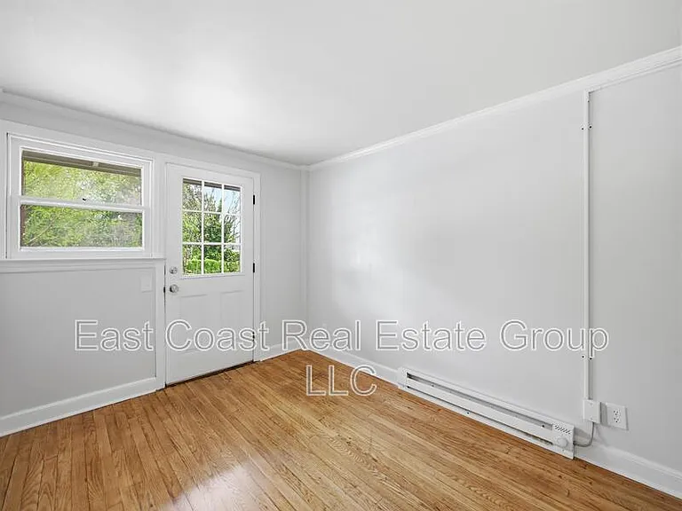 430R N Locust St — Photo 3