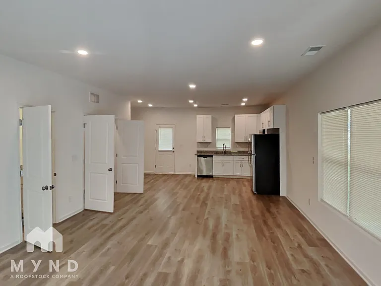 702 W Virginia Ave — Photo 9