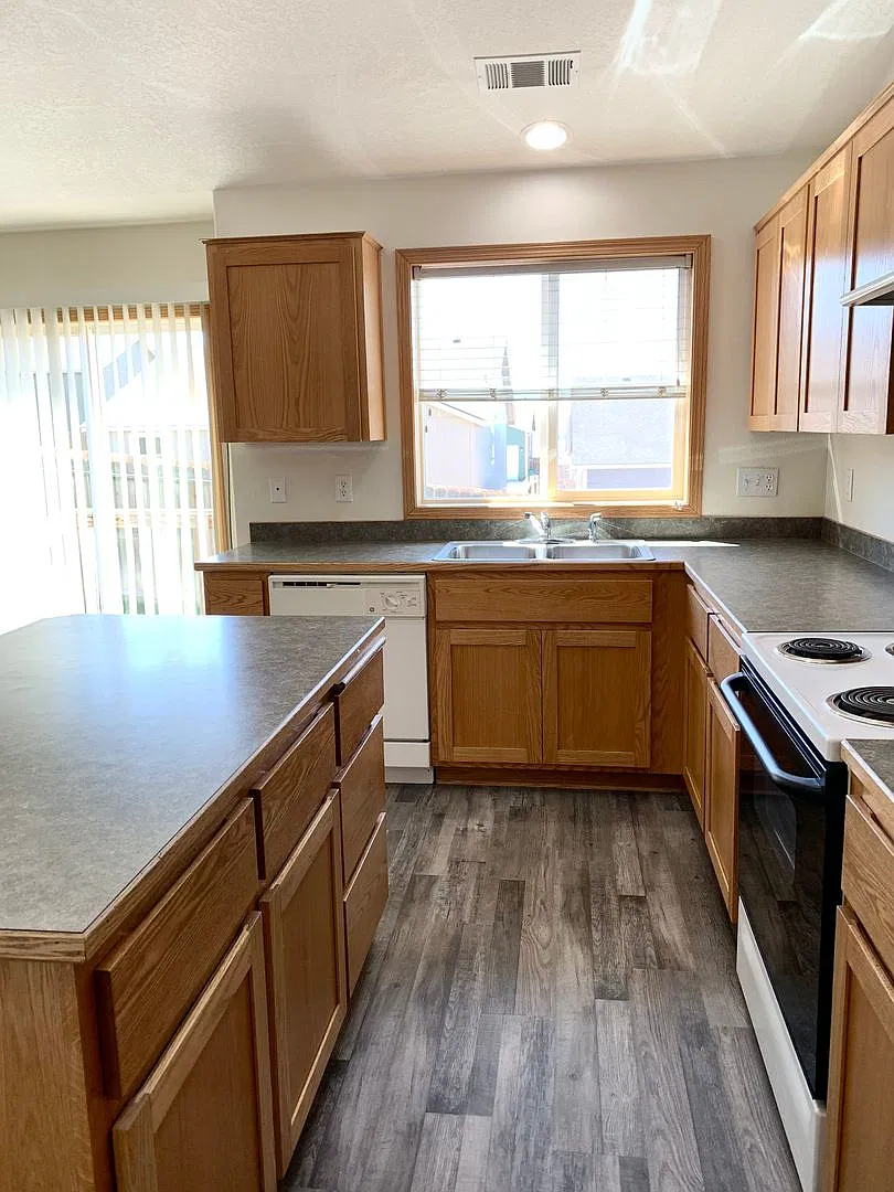 4 bedroom, 2 bath in Southview — Photo 4