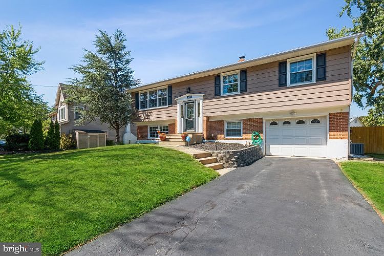 1st image of 637 Croyden Dr