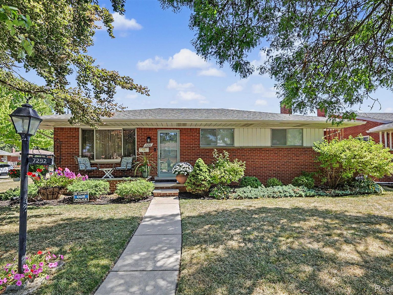 7292 Fairwood Dr, Dearborn Heights, MI 48127