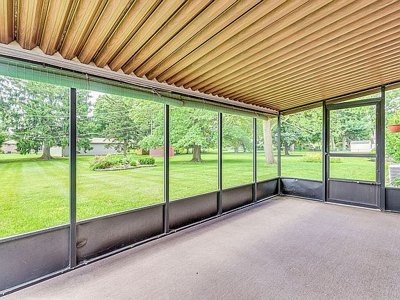 Enjoy this 3 seasons room.