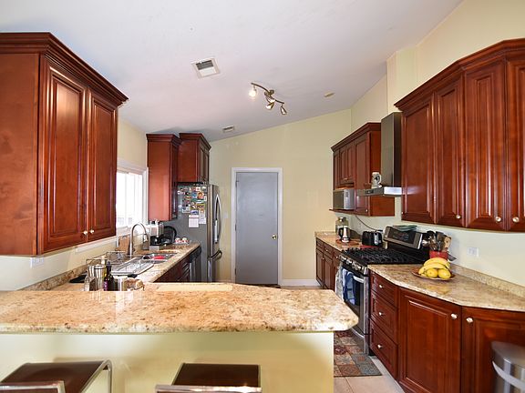 4th image of 5239 Arlington Dr W