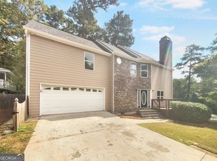 711 Lake Dr, Snellville, GA 30039