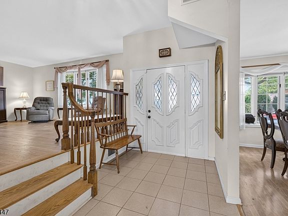 4th image of 25 Princeton Dr