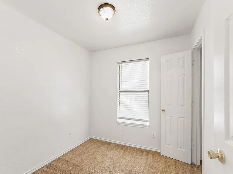 315 Isbell Rd — Photo 10