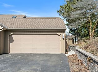 814 Oak Hill Rd, Lake Barrington, IL 60010