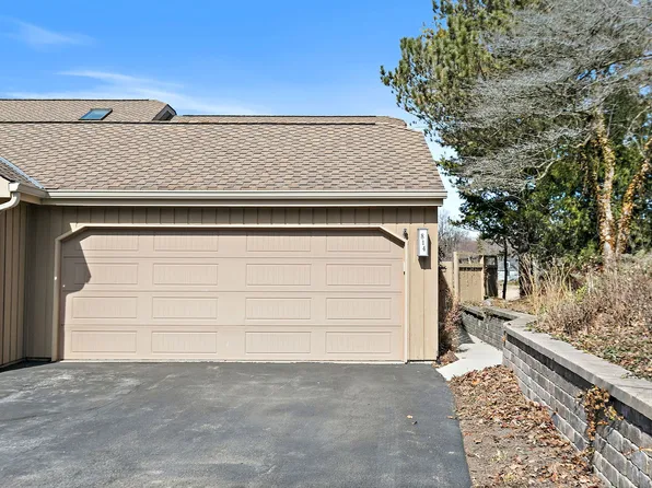 814 Oak Hill Rd, Lake Barrington, IL 60010