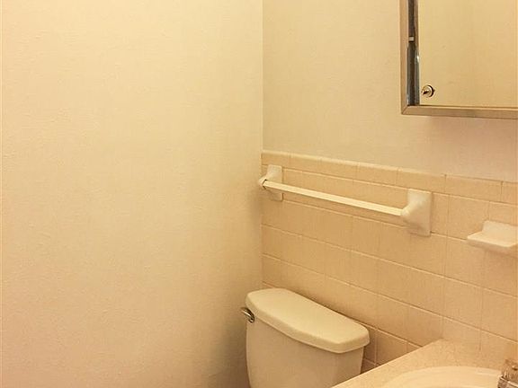 5th image of 905 Park Plaza Dr