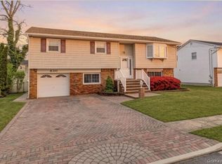 830 N Broome Avenue, Lindenhurst, NY 11757