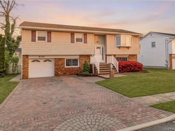 830 N Broome Avenue, Lindenhurst, NY 11757