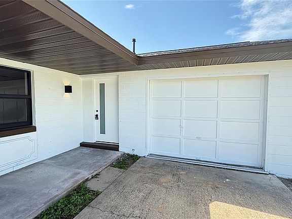 4th image of 379 MARION OAKS LANE