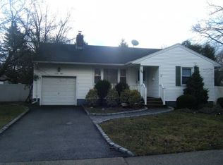 38 Terrhans Ln, Syosset, NY 11791