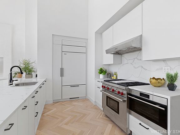 3rd image of 11-12 44th Dr Penthouse 4