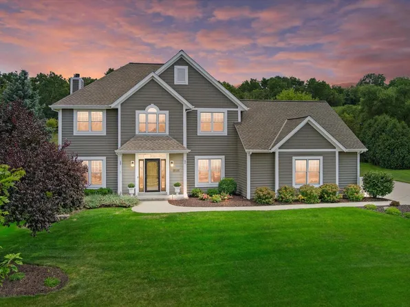 2109 Tallgrass CIRCLE, Waukesha, WI 53188