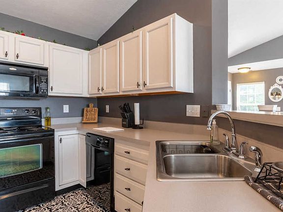 5th image of 654 Heritage Sq #27