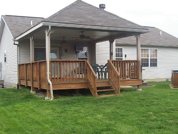 Fenced yard /hot tub and covered deck