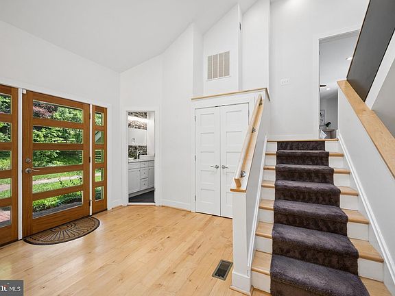 4th image of 18 Woodward Ct