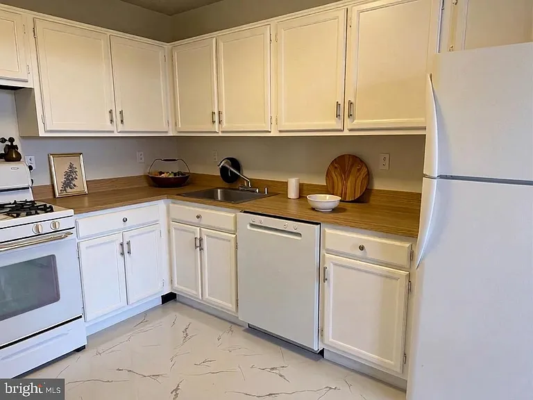 5225 Pooks Hill Rd #1211S — Photo 3