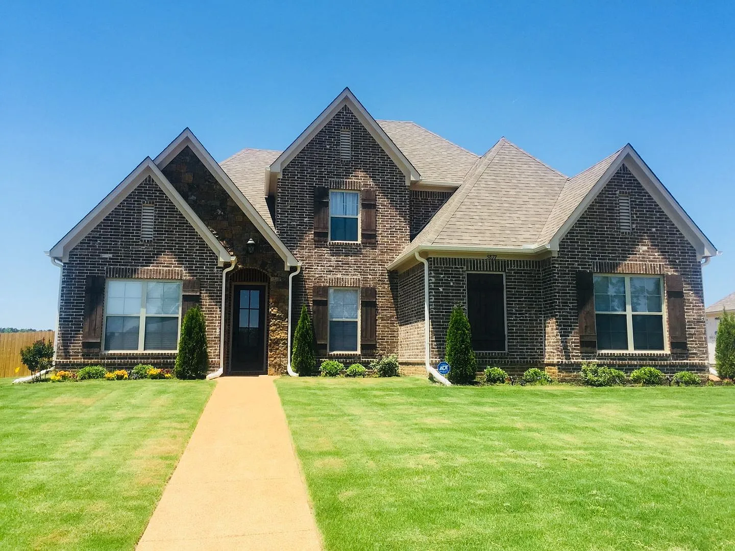 Gated Community minutes from Silo Square in Southaven! 5 BR/ 3 BA in Estates of Snowden Grove — Photo 1