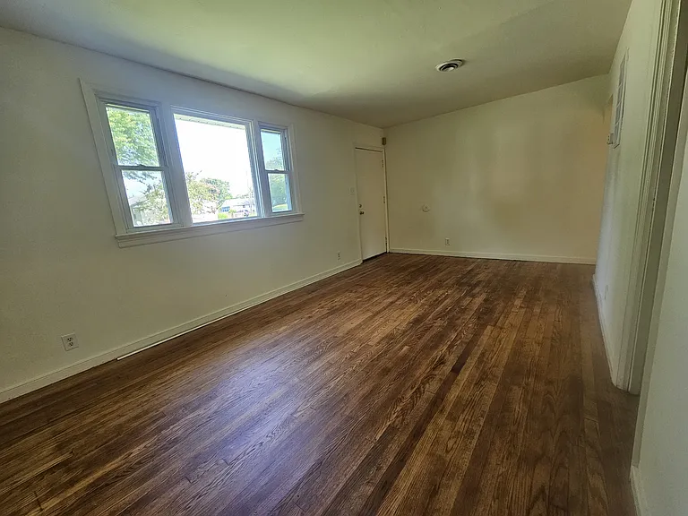 3402 Montclair Rd — Photo 3