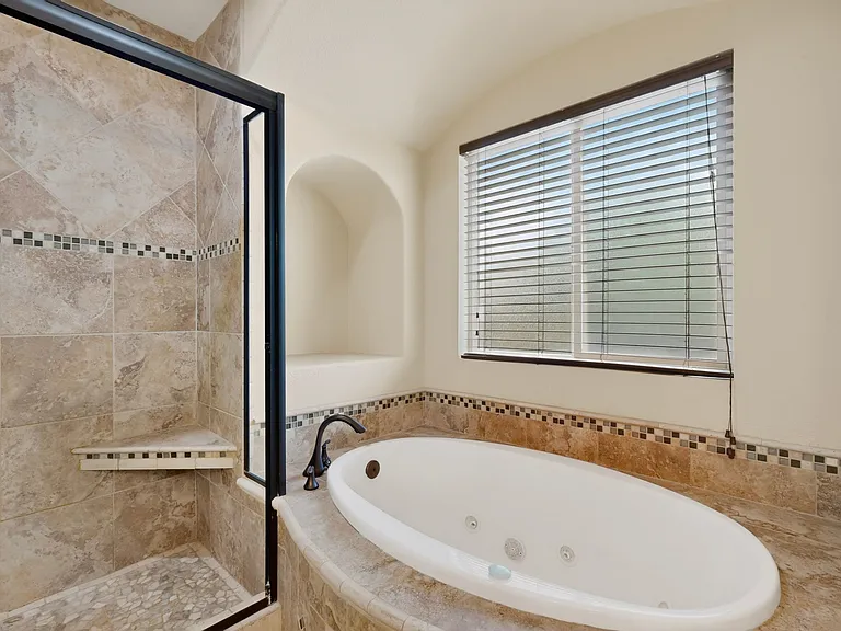 5612 Chelwood Park Blvd NE — Photo 23