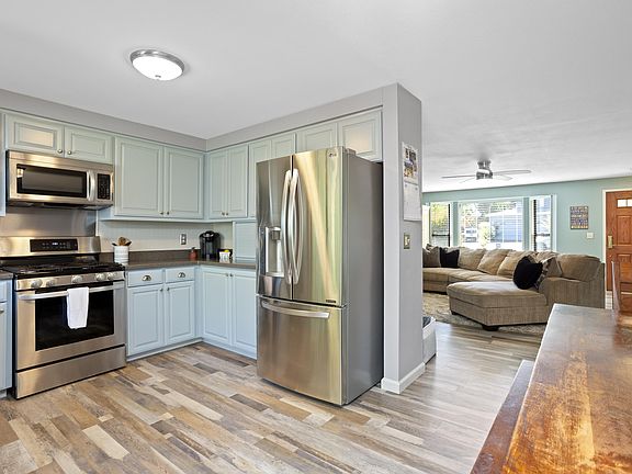 3rd image of 285 Joy Dr